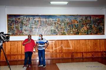 Presentanción en la sede del colectivo vecinal de Jiámar del puzzle más grande del mundo, montado por Tomás Torres/Antonio Alí.